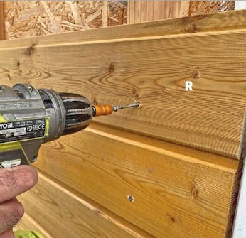 Isolert anneks: Kledningen til isolert anneks skrus fast Isolert anneks: Kledningen til det isolerte annekset skrus fast til avstandslister